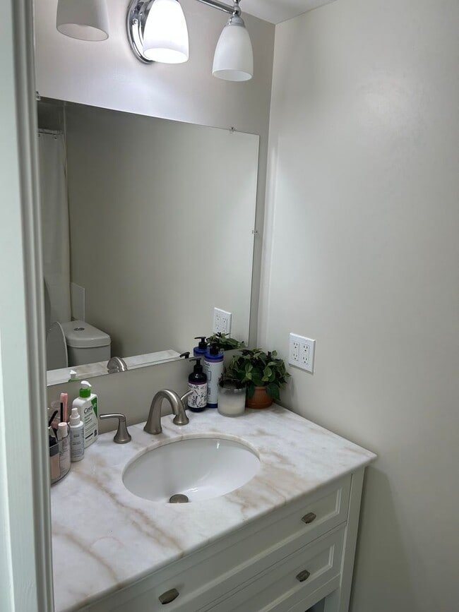 Building Photo - Peaceful 1br/1bath with small yard!