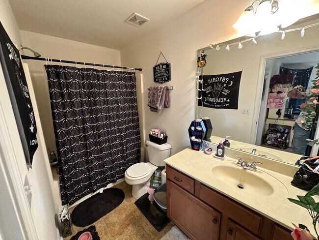 Building Photo - Five Bedroom Near Downtown Available for P...
