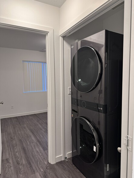 Washer/Dryer - 275 Stockton Ave