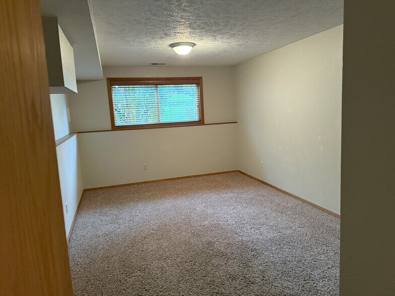 Building Photo - 3822 S Alder Dr