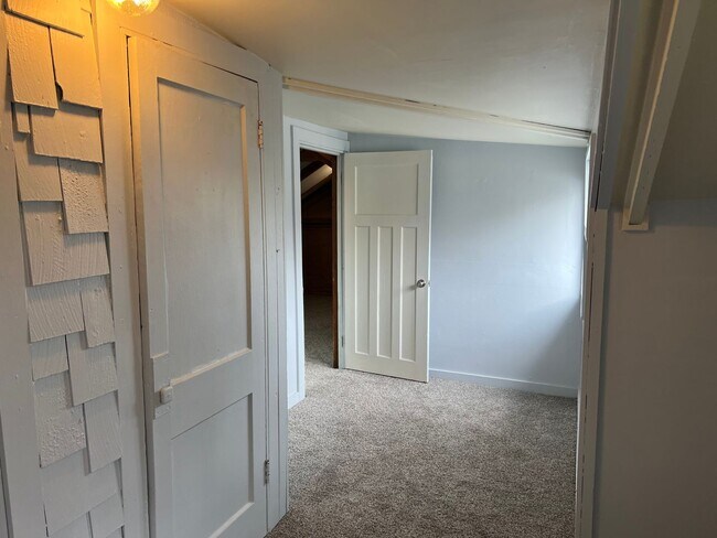 Building Photo - Beautifully updated 3 bedroom 1 bath duple...