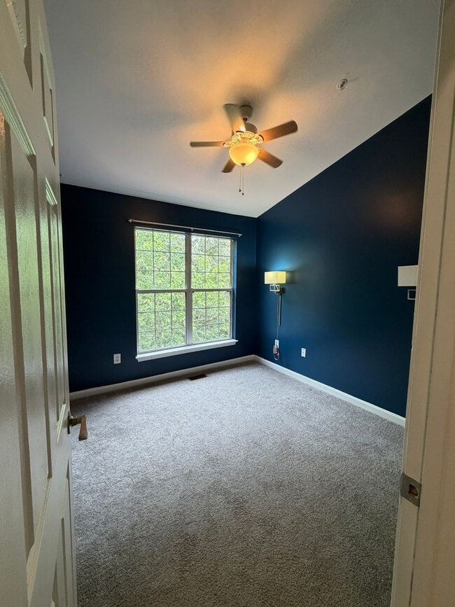 Building Photo - Beautiful Townhome in Seven Oaks!