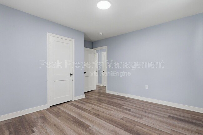 Building Photo - 421 St Luke St