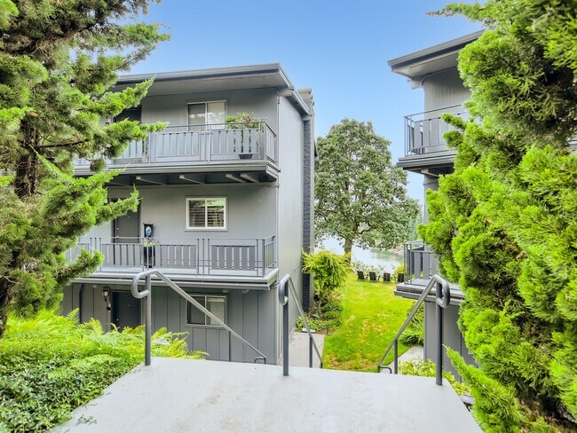 Building Photo - STYLISH 2 BED/2 BATHS LAKE OSWEGO CONDO