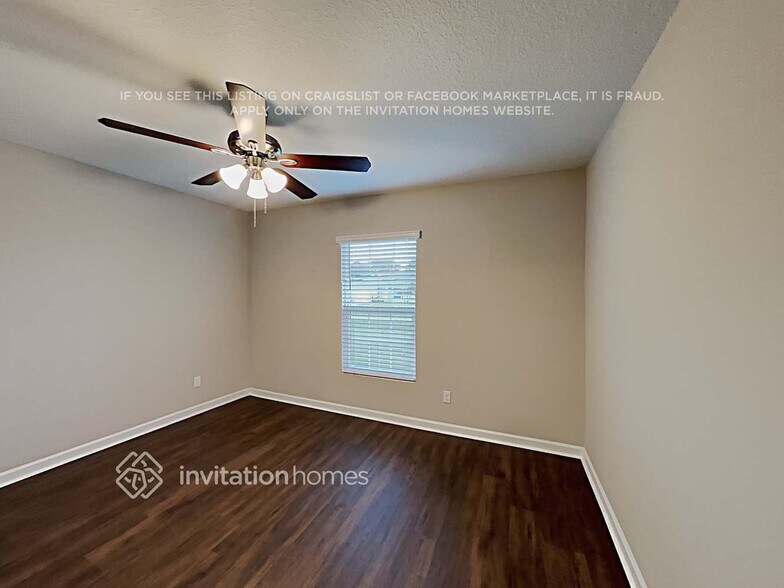 Building Photo - 550 SE Whitmore Dr