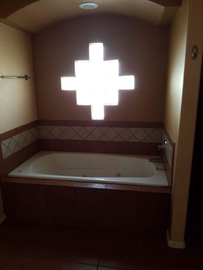 Building Photo - Large 3 Bedroom, 2 Bath Home