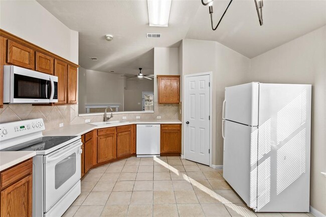 Building Photo - 9401 Pioneer Forest Dr