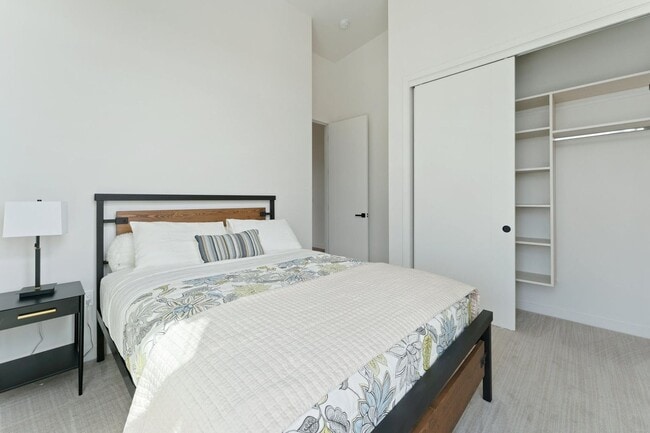 Building Photo - 4Bed 3.5 Bath - Views - Studio