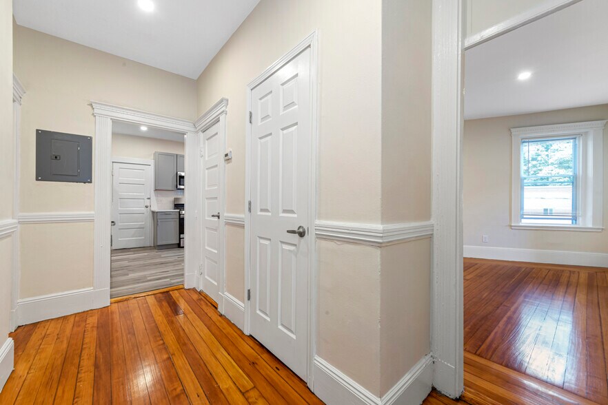 Building Photo - 46 Brackett St