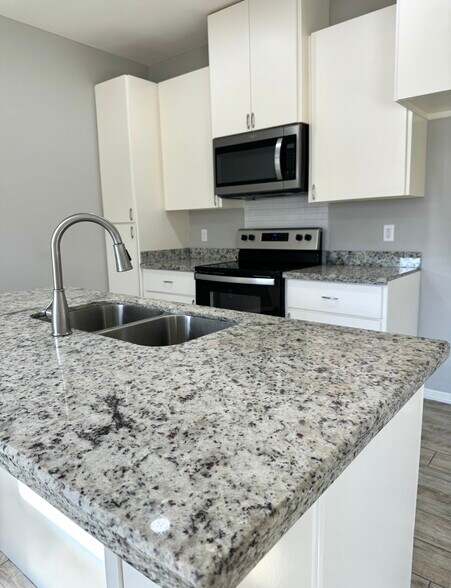 Building Photo - 1406 W Heritage Dr