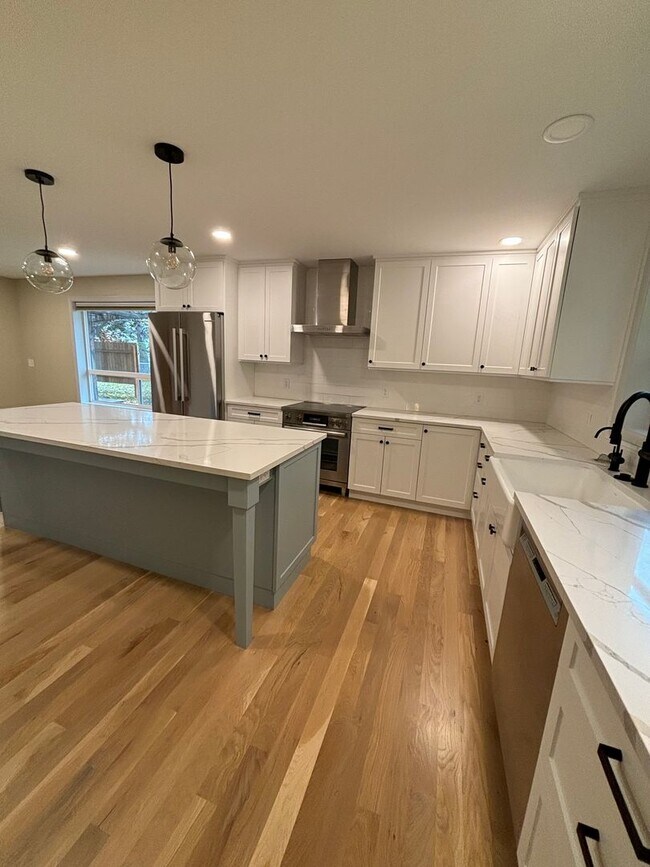Building Photo - Spacious 4BR, 2.5BA home on 1.3 acres in O...