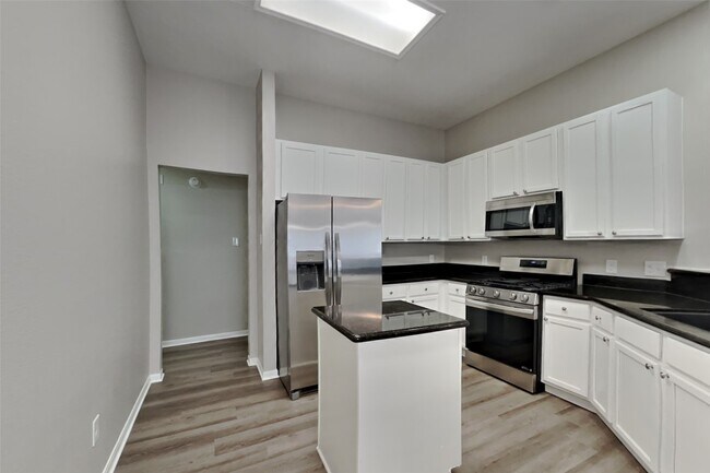 Building Photo - 2114 Blossom Creek Dr