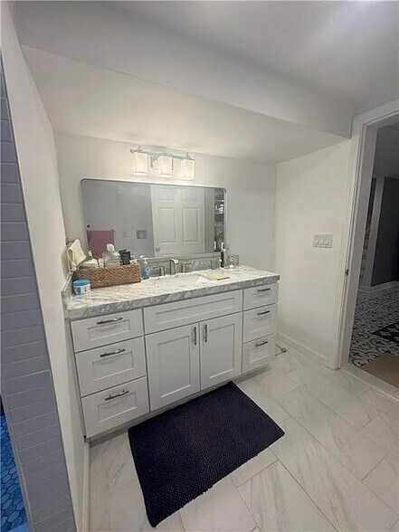 Building Photo - Room in House on Glenwhite Dr