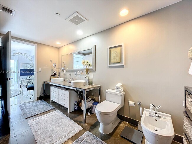 Building Photo - 475 Brickell Ave