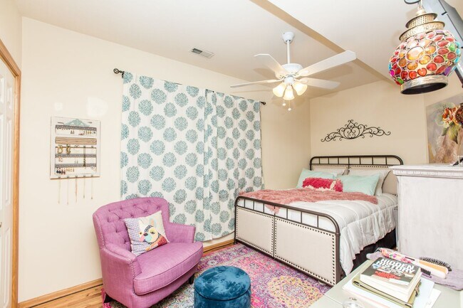 Building Photo - Condo Quality 3Bed/2bath in Wicker Park! In-Unit Laundry! Central Air! Blue Line!