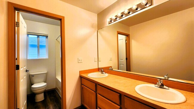 Building Photo - 3 bedroom 2.5 bathroom South Hill Charmer!
