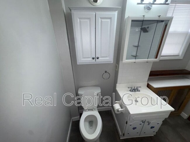 Building Photo - 1529-1529 Foster Ave