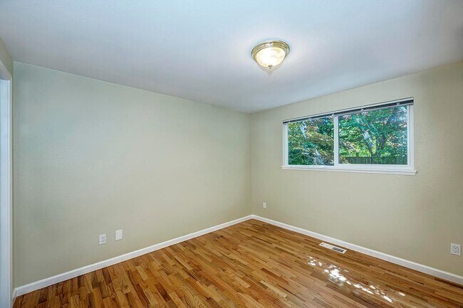 Building Photo - Edmonds 5 Bedroom 3.5 Bath Fully Fenced