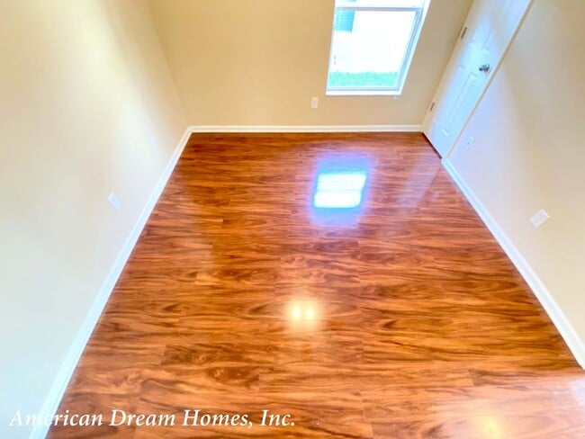Building Photo - Beautiful Lake View Home!