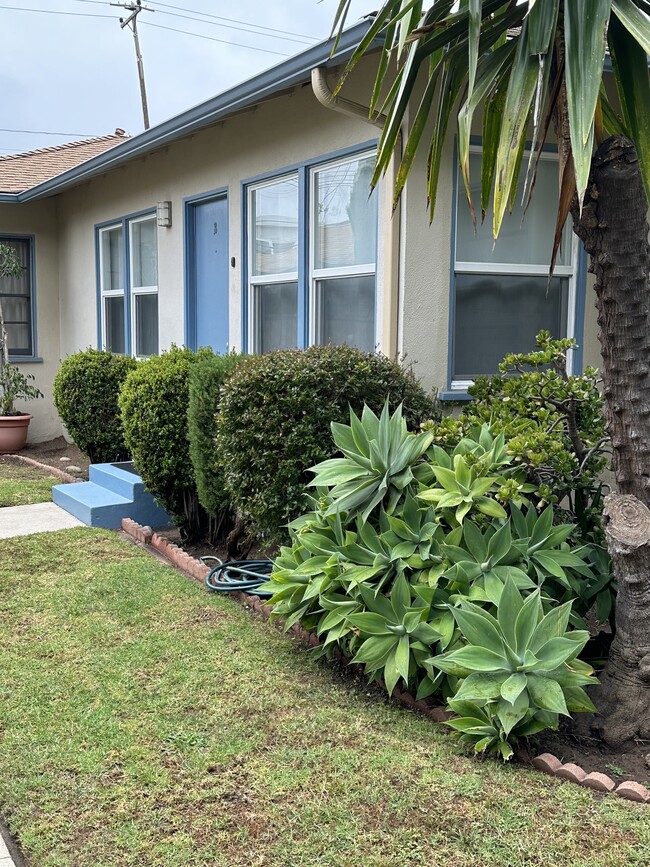 Building Photo - 2411 Oak St