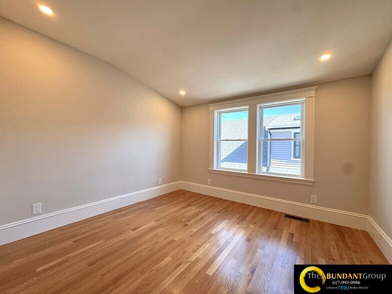 Building Photo - 14 White St