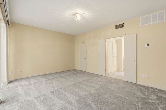 Building Photo - 10125 Valley Forge Dr