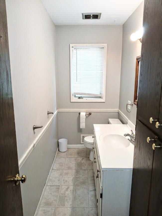 Building Photo - 3 Bedroom 2 Bath in Burnsville