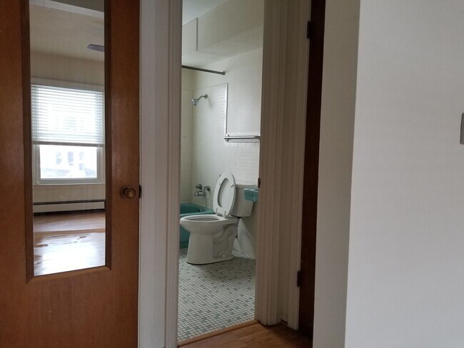 Building Photo - Hillsboro West One Bedroom Apartment, avai...