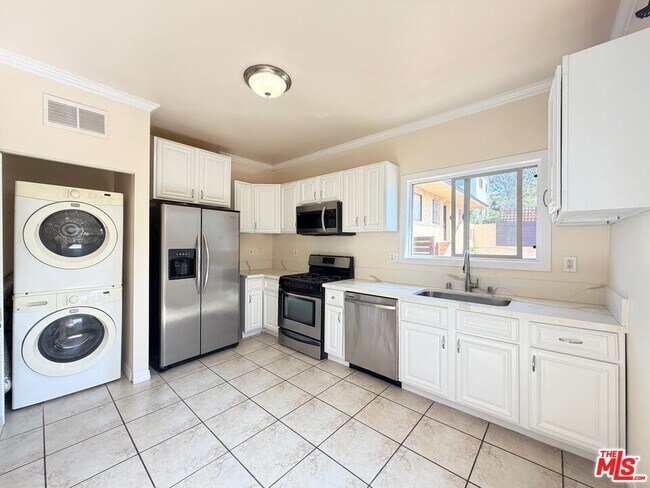 Building Photo - 605 1/2 Tularosa Dr