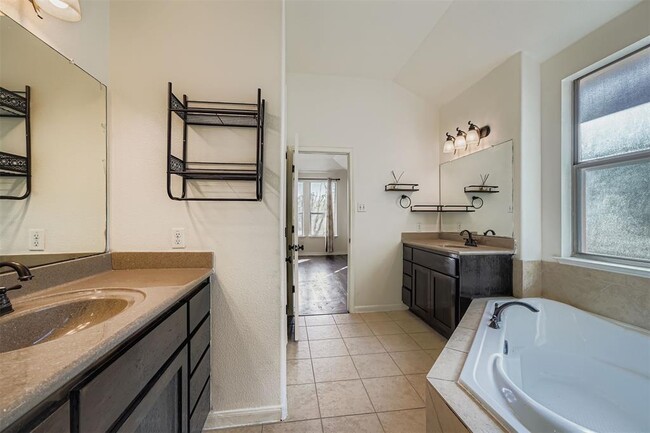 Building Photo - 212 Great Cir Cove