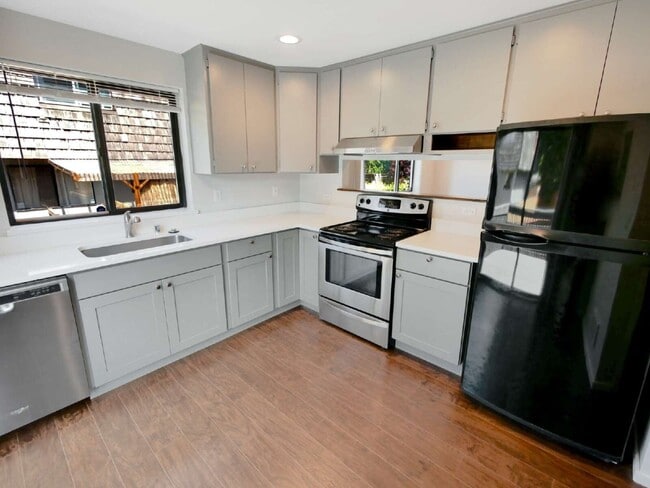 Building Photo - Rare Edmonds duplex now available! This side-by-side townhome-style unit features 2 bedrooms, 1.5...