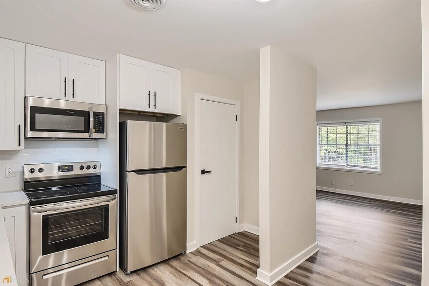 Building Photo - Room in Apartment on Cleveland St