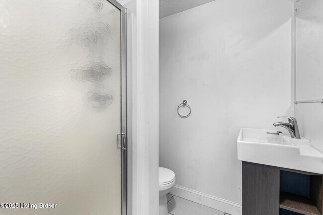 Building Photo - 204 S Bayly Ave