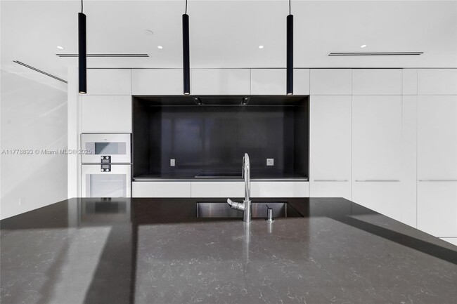 Building Photo - 300 Biscayne Blvd Way