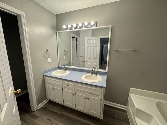 Building Photo - 108 Wolverine Ct