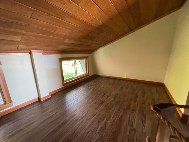 Building Photo - Beautiful Ocean Front Home in Seal Rock!