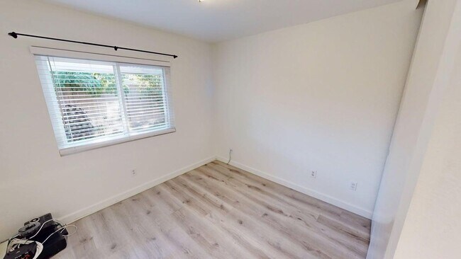 Building Photo - Spacious and beautifully updated 4 bedroom home available for long or short term lease.