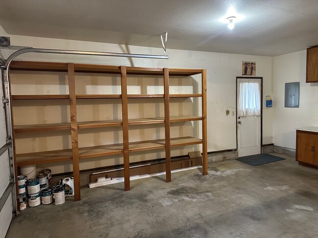 Building Photo - Beautiful 3 bedroom 2 bathroom house in a ...