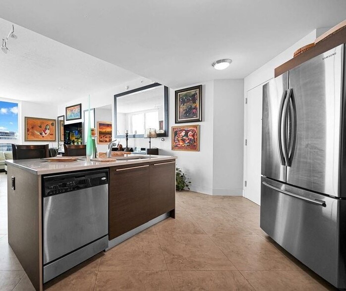 Building Photo - 1900 N Bayshore Dr