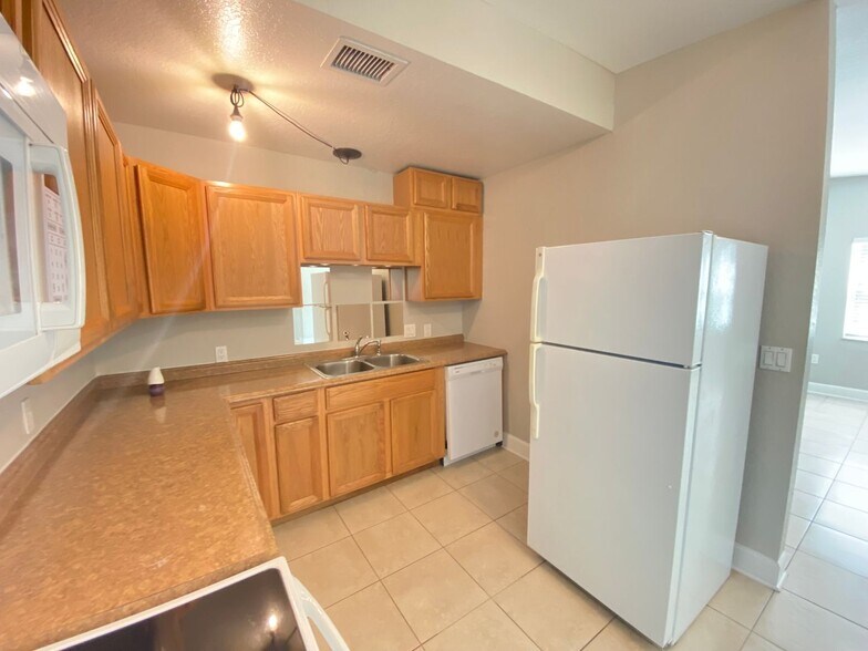 Building Photo - Available Now! 2/2 Bungalow near Downtown