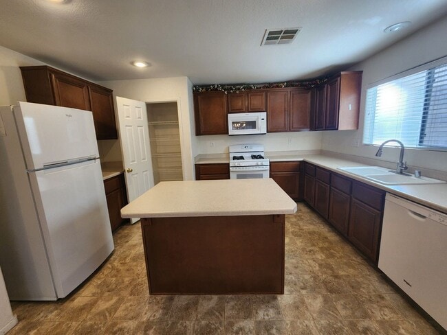 Building Photo - Great 2 Story Home in the SouthWest
