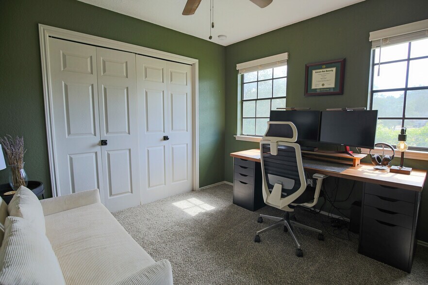 Building Photo - 708 Cowal Dr S