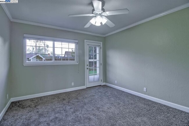 Building Photo - 623 Pineview Dr