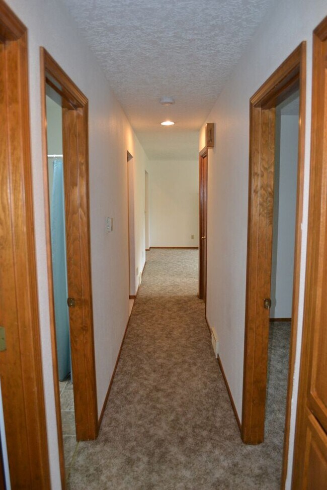 Building Photo - BEAUTIFUL 3 BEDROOM 3 BATH HOUSE LOCATED IN SOUTH SALEM
