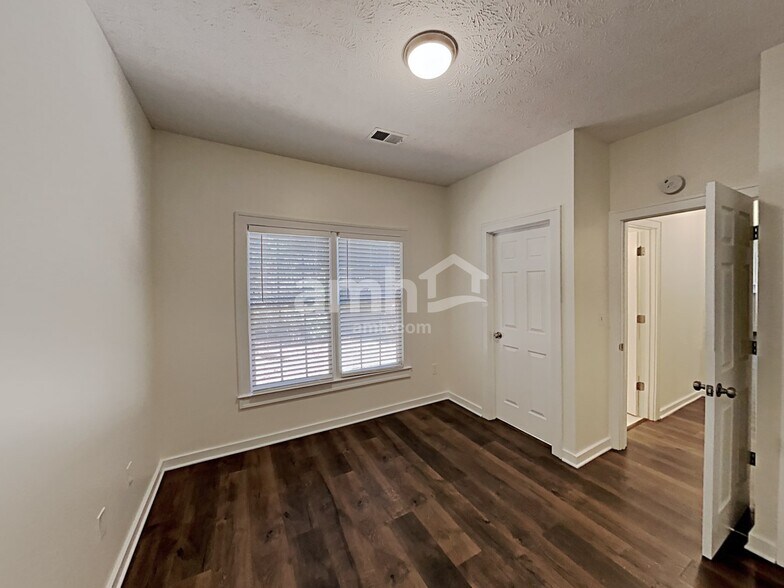 Building Photo - 3075 Kings Dr