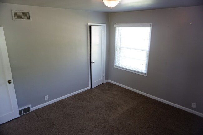 Building Photo - 1,220 square foot 3 bedroom 1 bath home in...