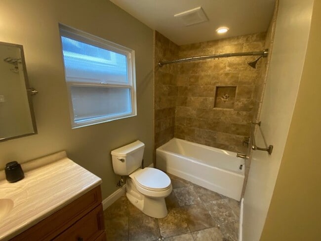 Building Photo - 1122 Miles Ave