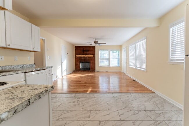Building Photo - Donelson 3 Bedroom 2 Bath Apartment in Duplex