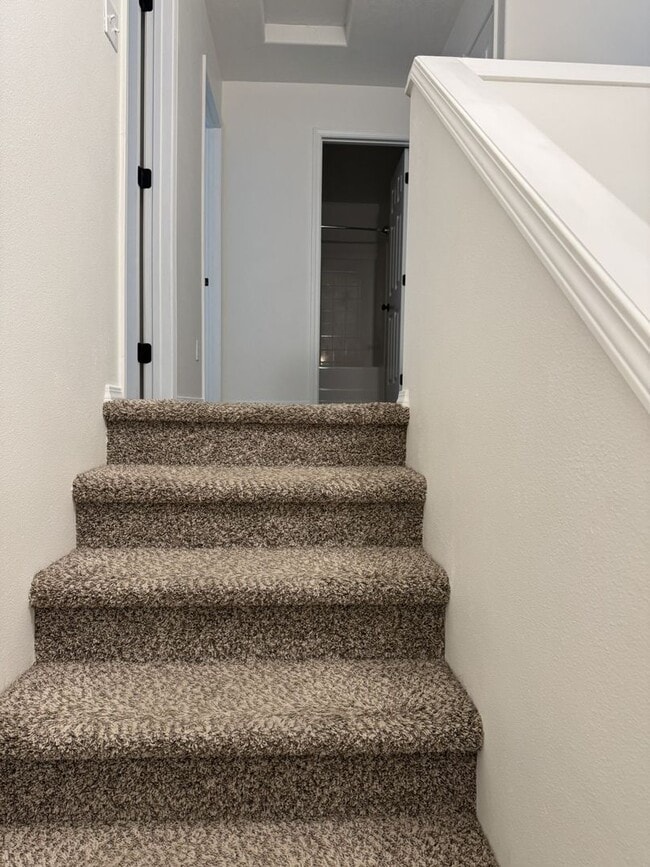 Building Photo - HARD TO FIND 4 BEDROOM