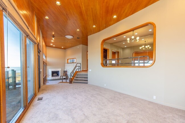 Building Photo - Extraordinary 5-Bed / 5-Bath Oceanfront Pr...